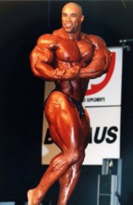 posa di kevin levrone di side chest sul palco di una gara in europa